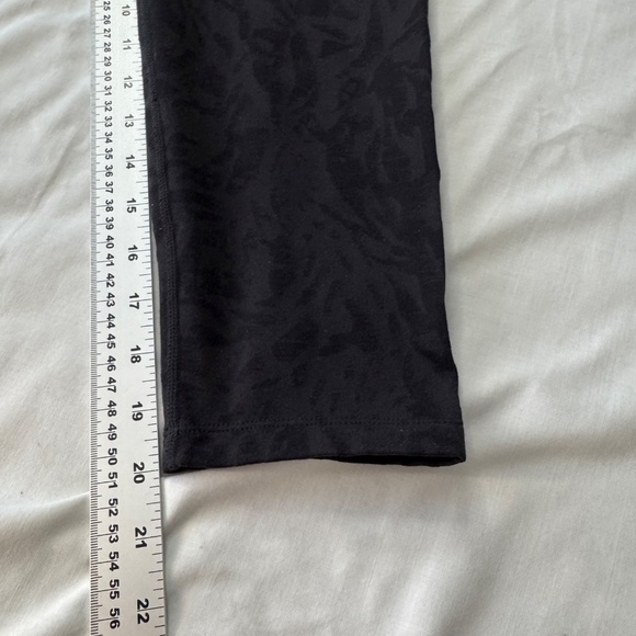 Tuff Athletics Women's Yoga Capri Leggings Patterned Black Athletic Pants Medium - Picture 10 of 12